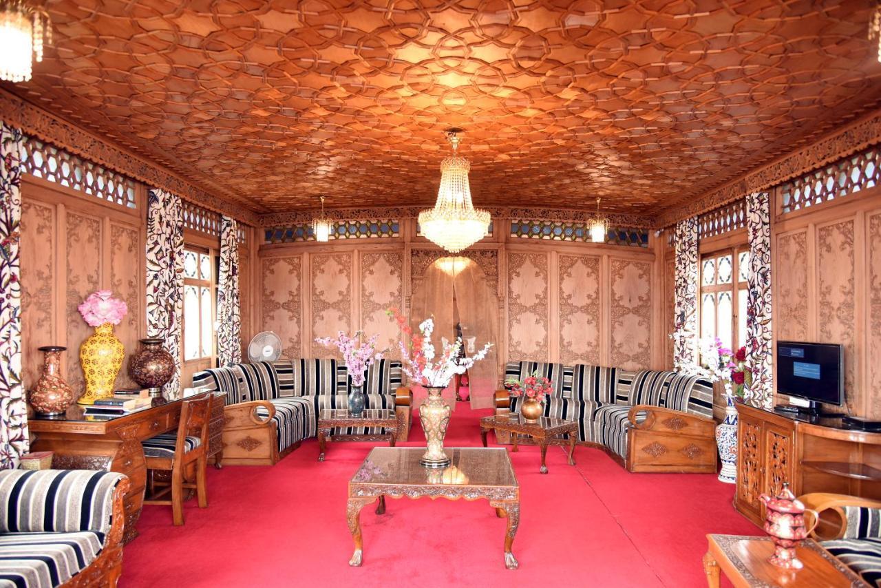Отель Yadgaar Houseboats Сринагар Экстерьер фото