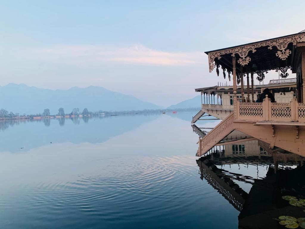 Отель Yadgaar Houseboats Сринагар Экстерьер фото