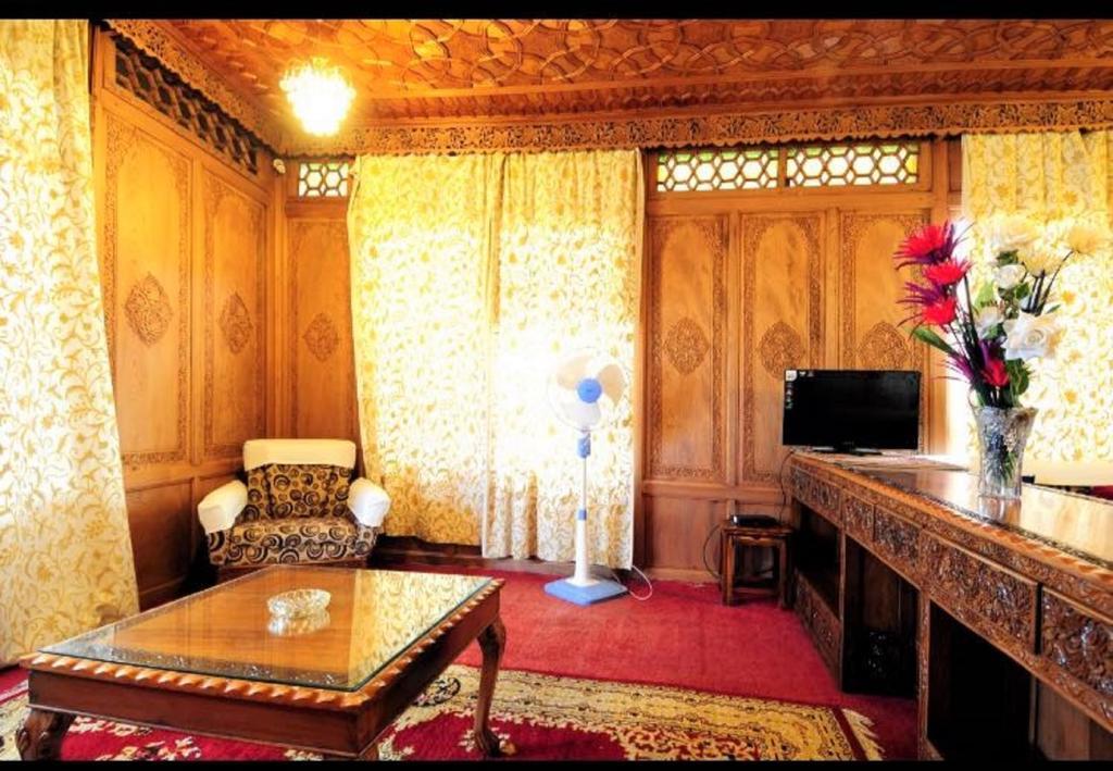 Отель Yadgaar Houseboats Сринагар Экстерьер фото
