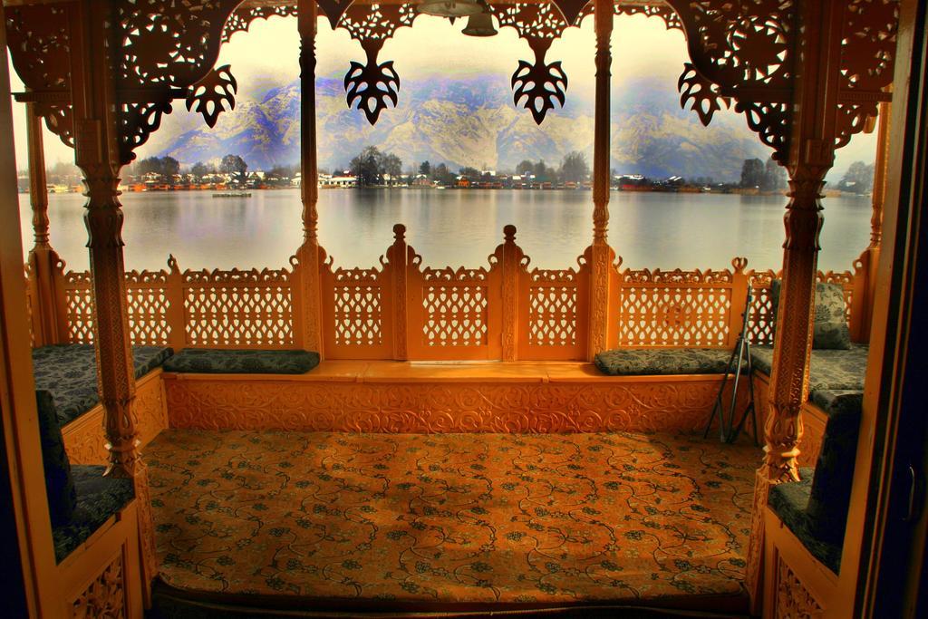 Отель Yadgaar Houseboats Сринагар Экстерьер фото