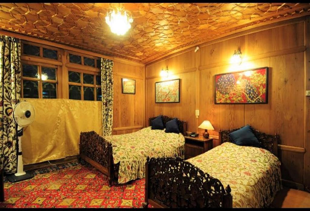 Отель Yadgaar Houseboats Сринагар Экстерьер фото