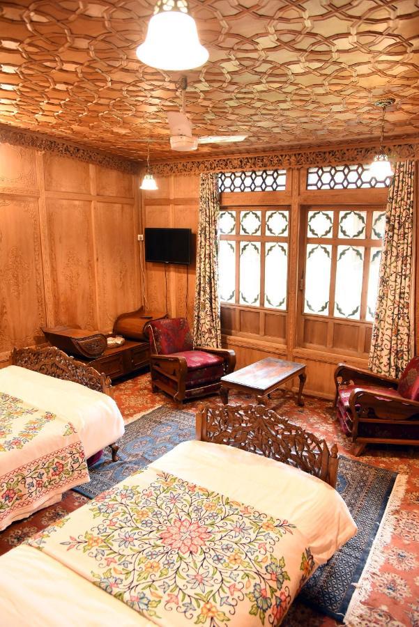 Отель Yadgaar Houseboats Сринагар Экстерьер фото