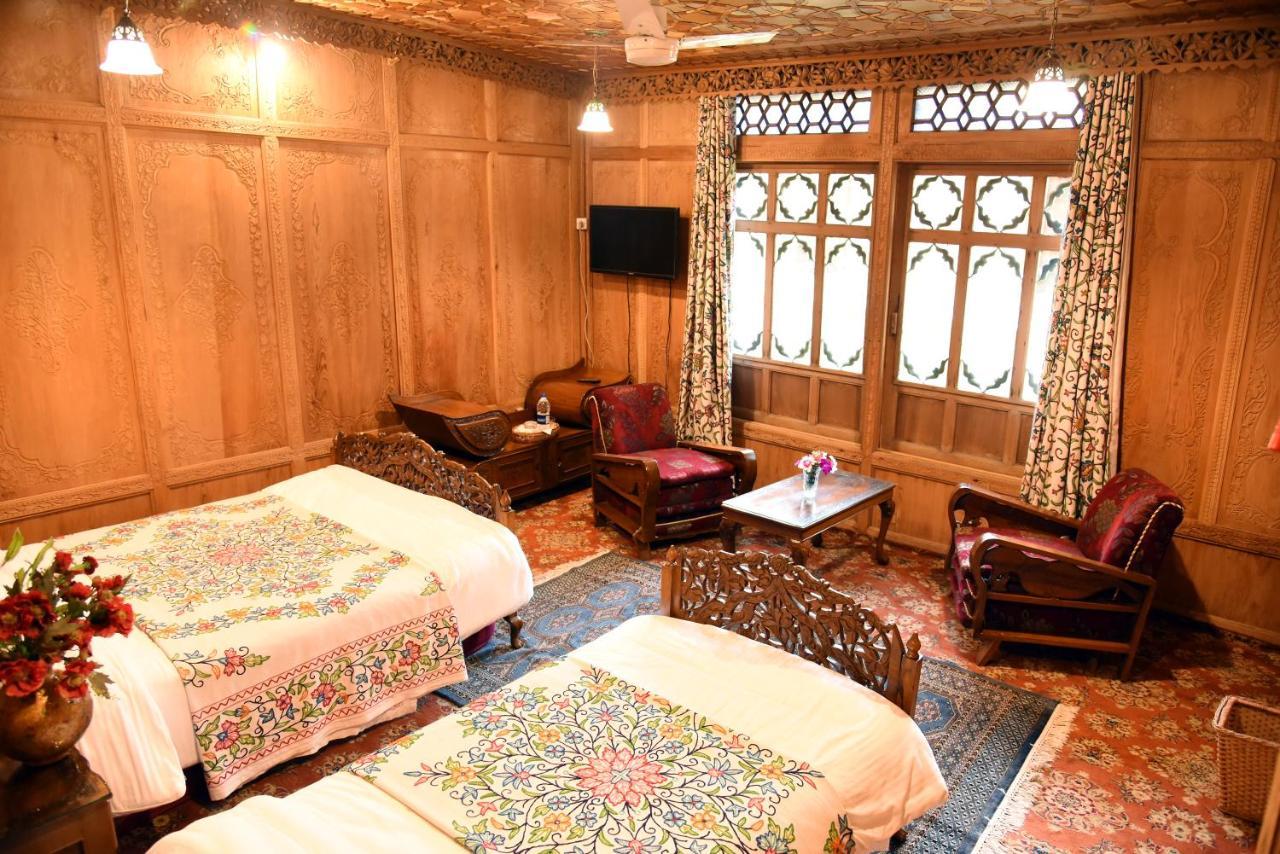 Отель Yadgaar Houseboats Сринагар Экстерьер фото